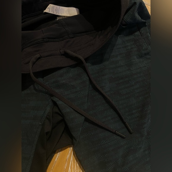 Lululemon Men Blue and Black Bermuda Shorts Size Small - Picture 5 of 9